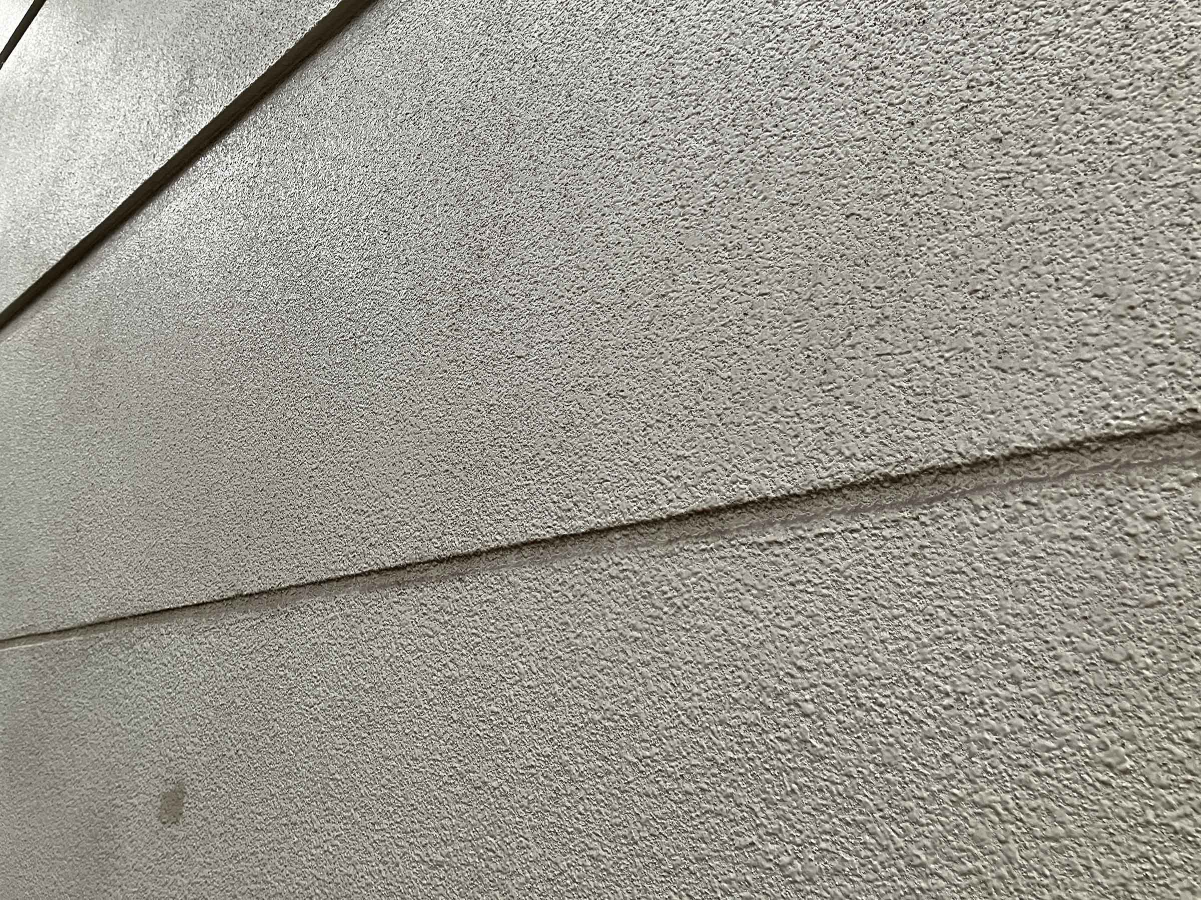 同建物の外壁面。17 年経過したペンキ仕上げの外壁について（弱溶剤2 液ウレタン塗料）