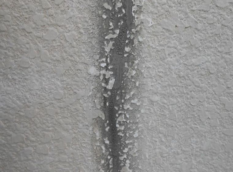 サンダーで壁面を削り段差の軽減