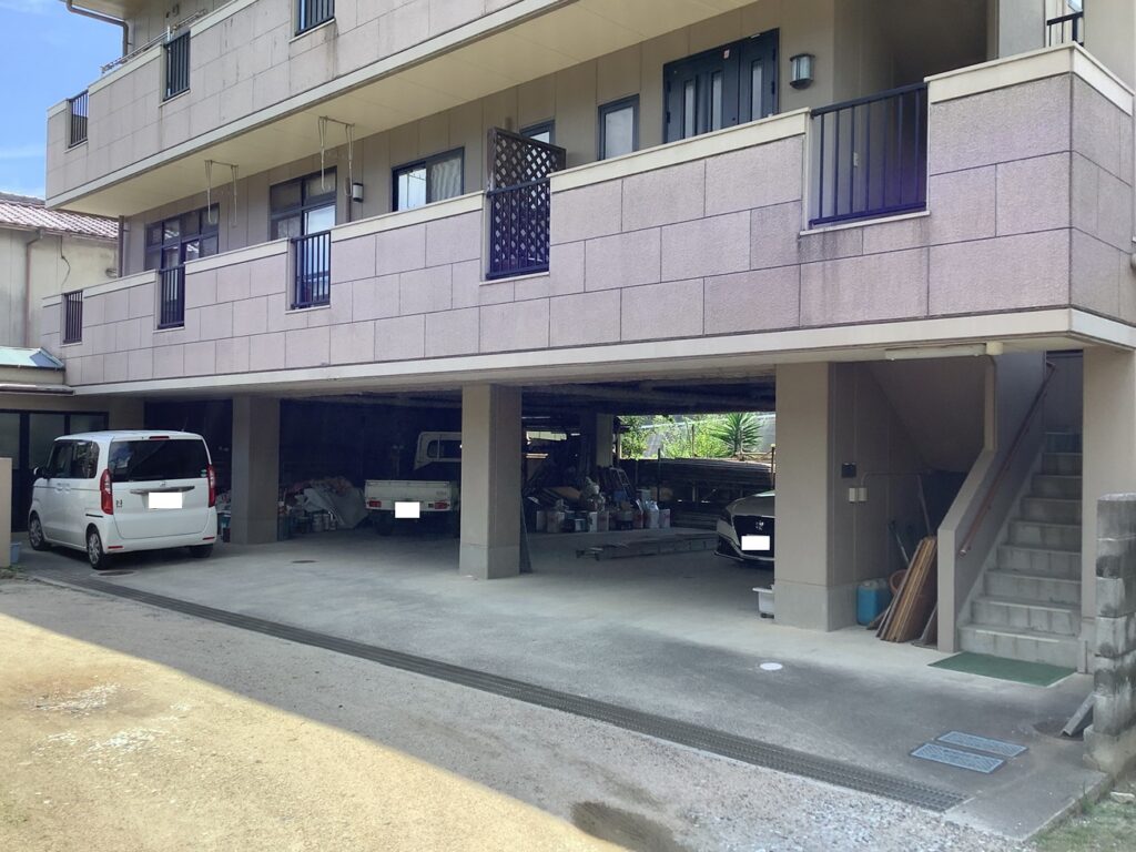 20年経過した石材調の腰壁