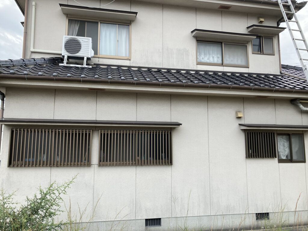 経年劣化した石材調仕上げ