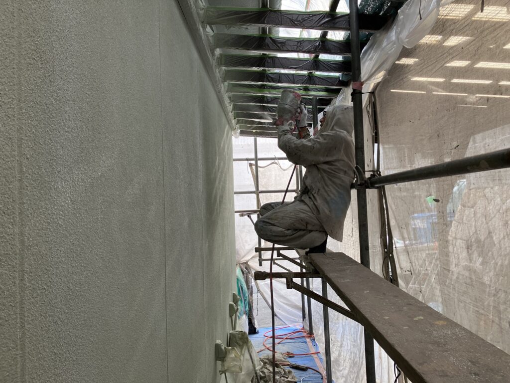 石材調塗料を吹付中